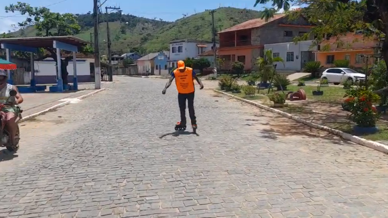 Andando de patins em ruas de pedras