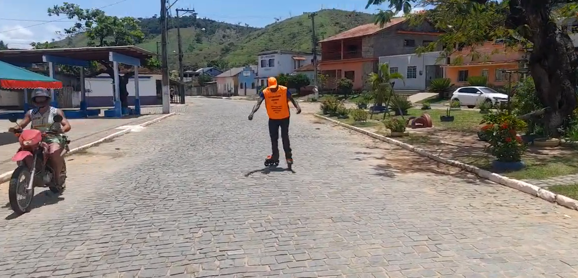 Andando de patins em ruas de pedras