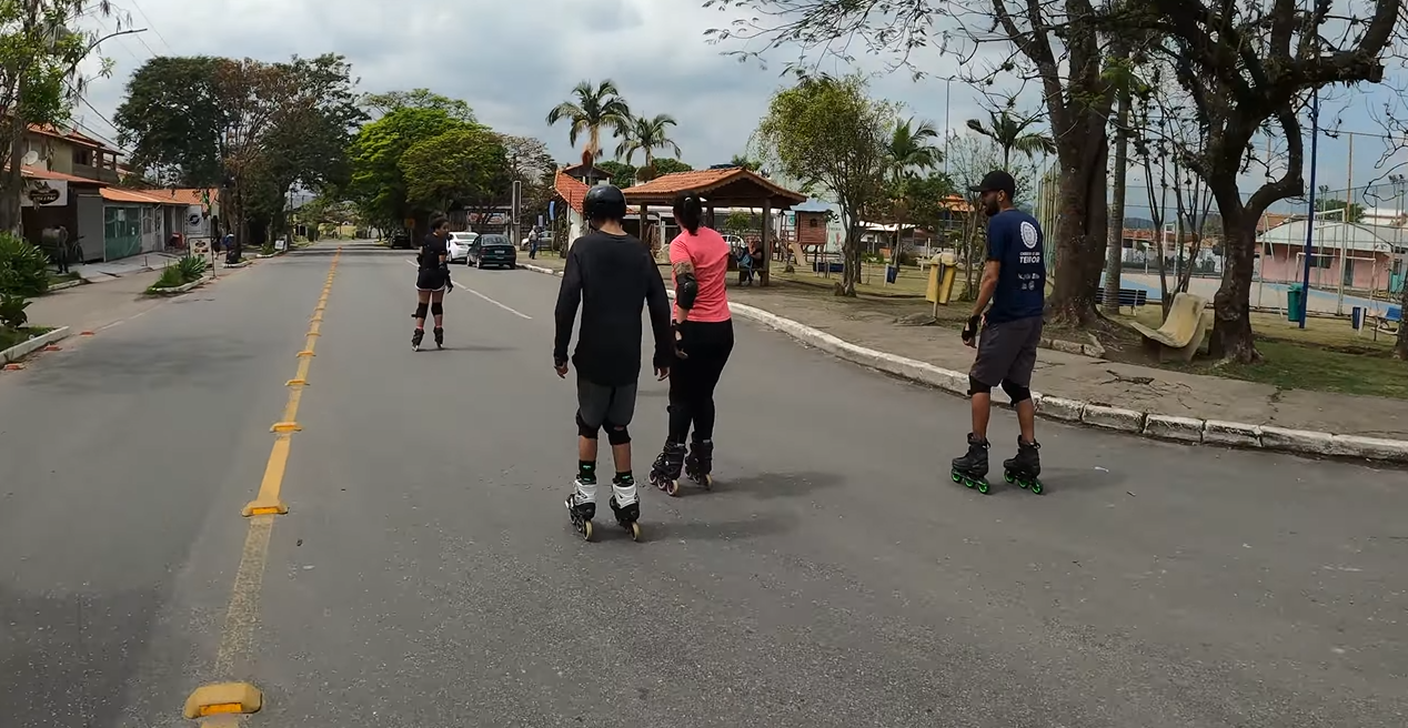 Urban suave com amigo em Itatiaia RJ. Freeskate patins inline.