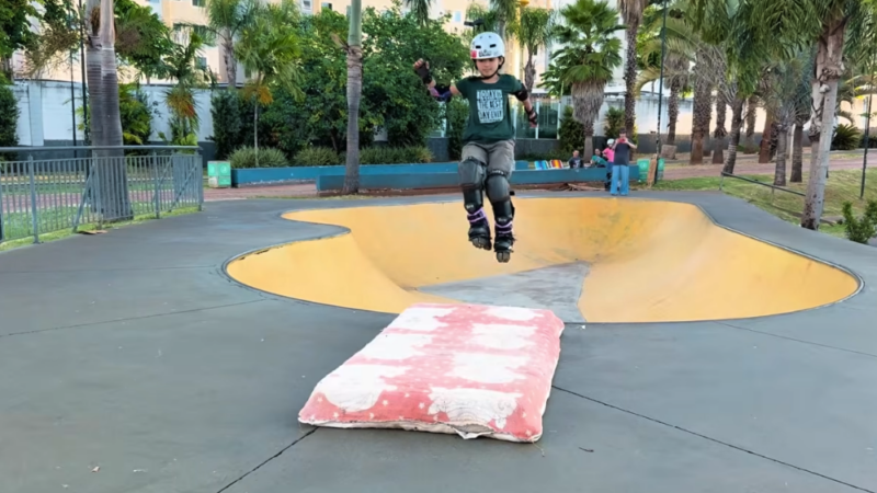 *deu ruim* TENTEI DAR UM MORTAL DE PATINS E QUASE ME QUEBREI!😱